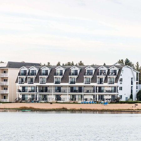 Quality Inn & Suites Mackinaw City Beachfront Exterior foto