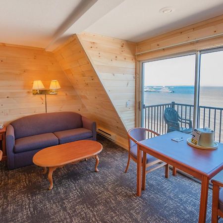 Quality Inn & Suites Mackinaw City Beachfront Exterior foto