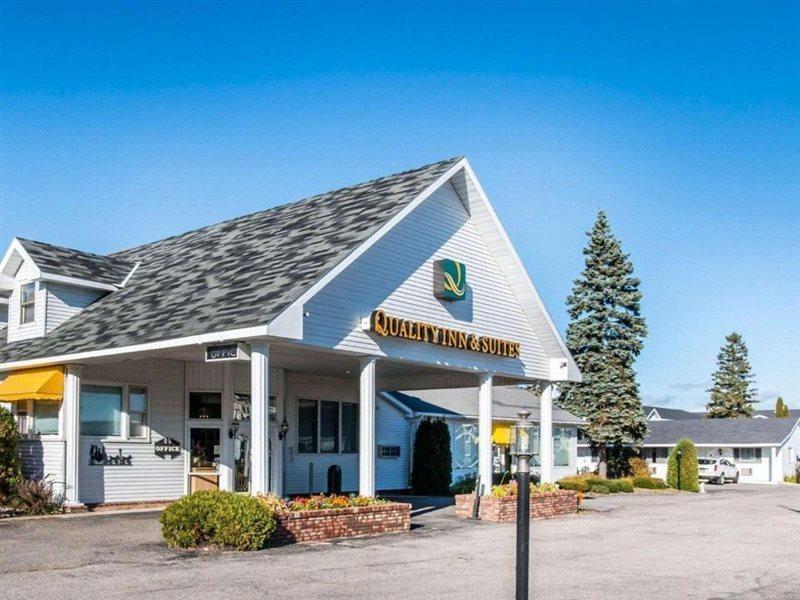 Quality Inn & Suites Mackinaw City Beachfront Exterior foto