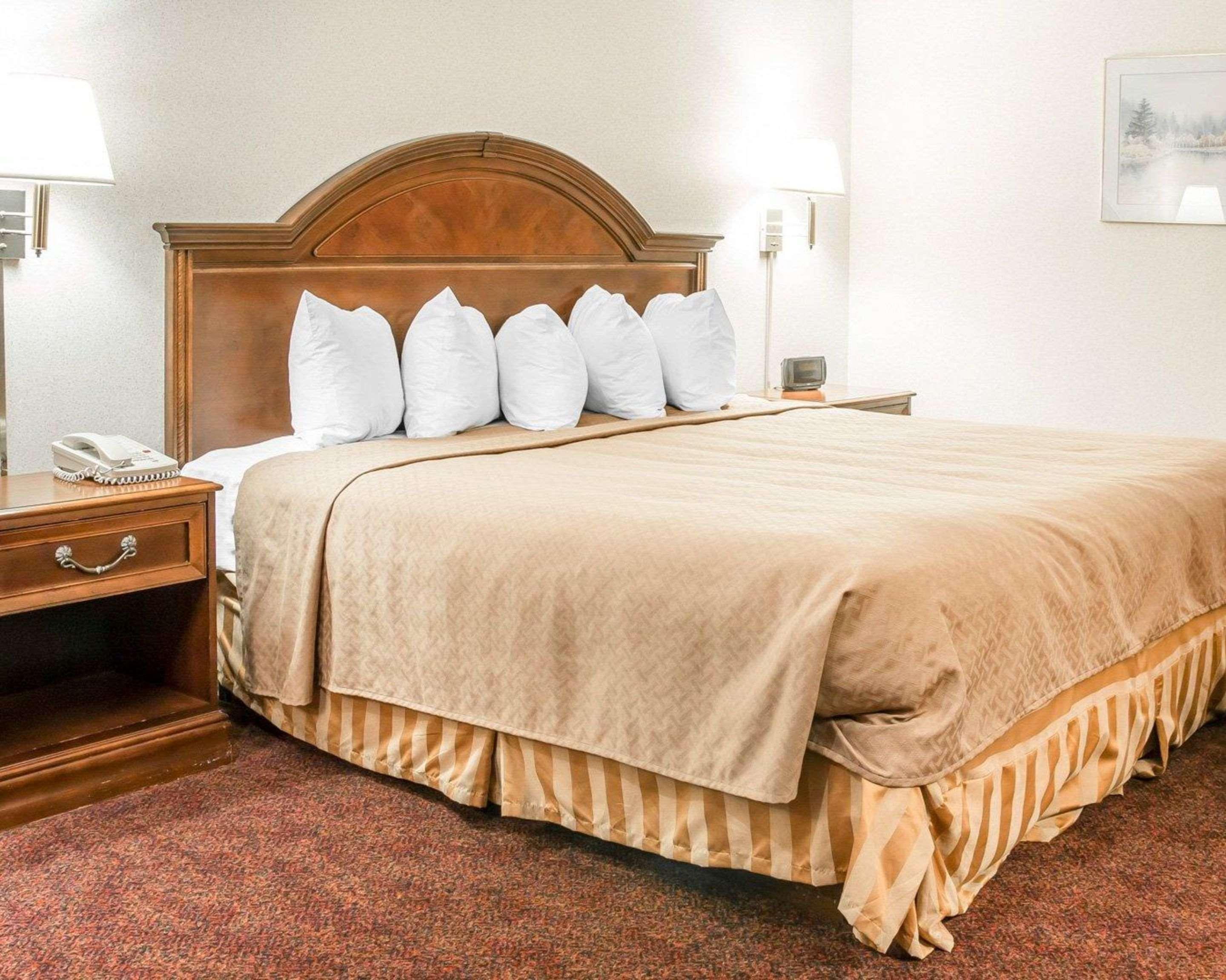 Quality Inn & Suites Mackinaw City Beachfront Exterior foto