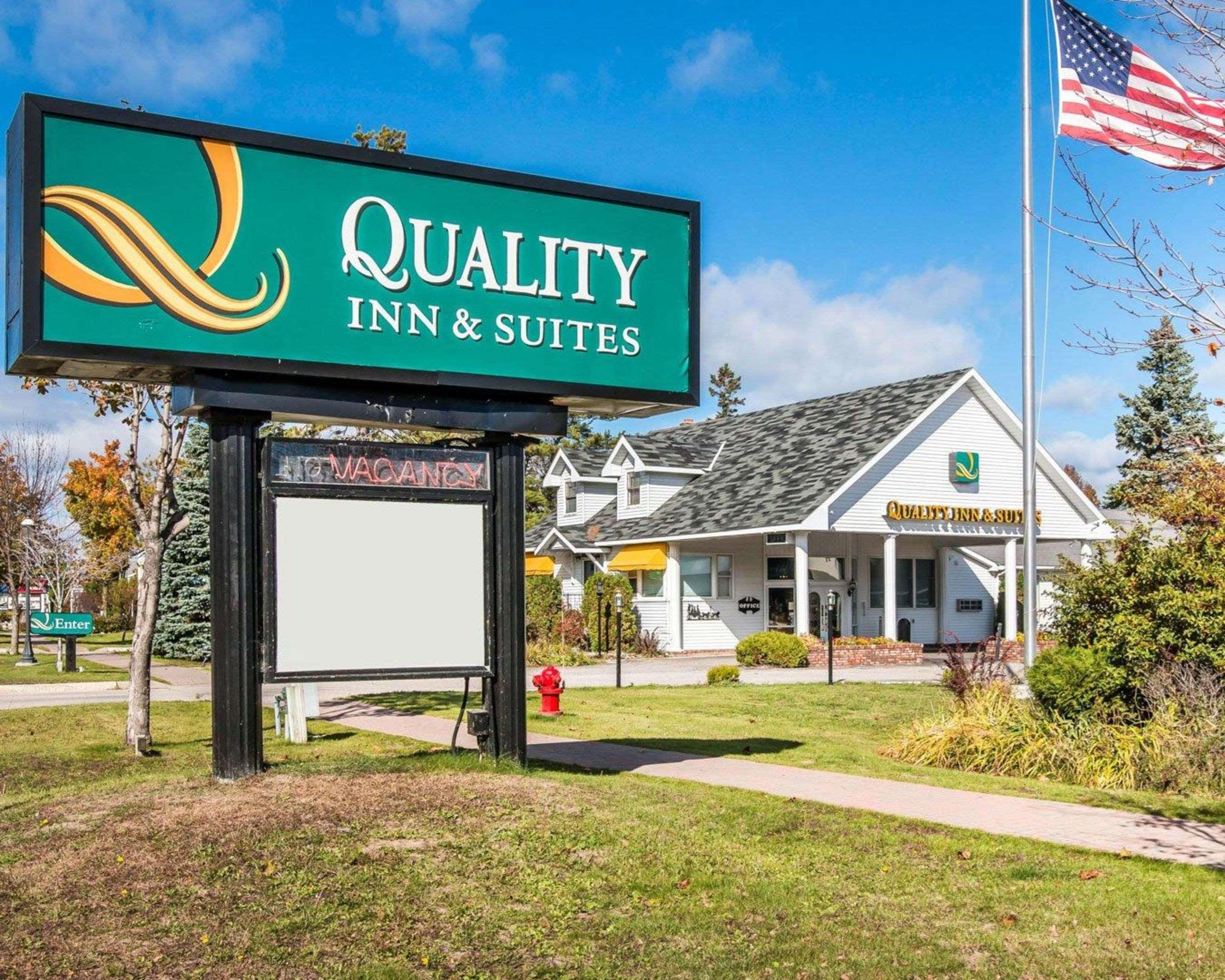 Quality Inn & Suites Mackinaw City Beachfront Exterior foto
