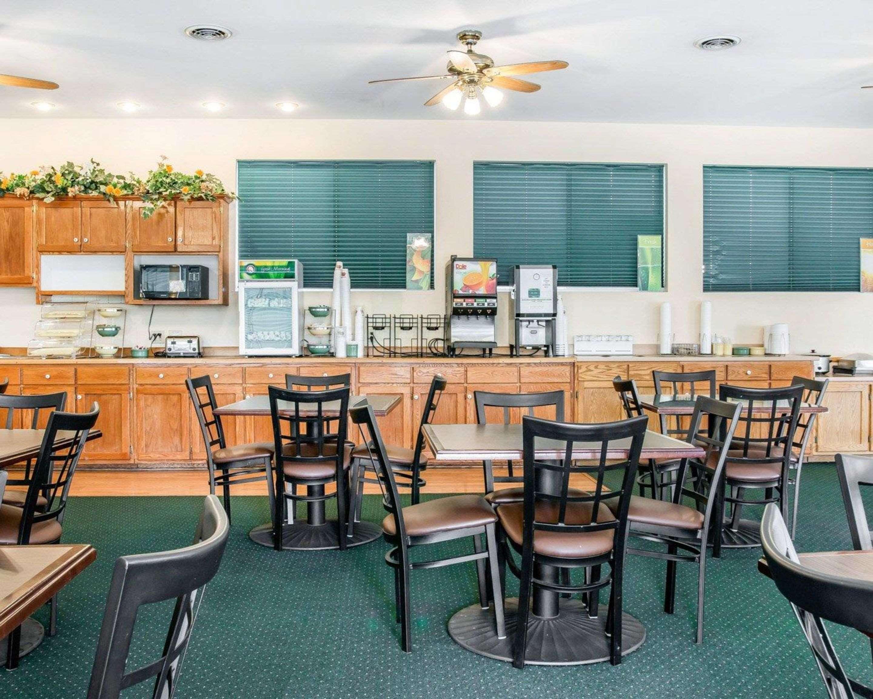 Quality Inn & Suites Mackinaw City Beachfront Exterior foto
