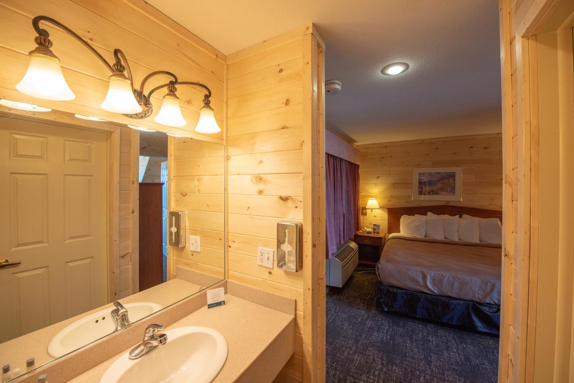 Quality Inn & Suites Mackinaw City Beachfront Exterior foto