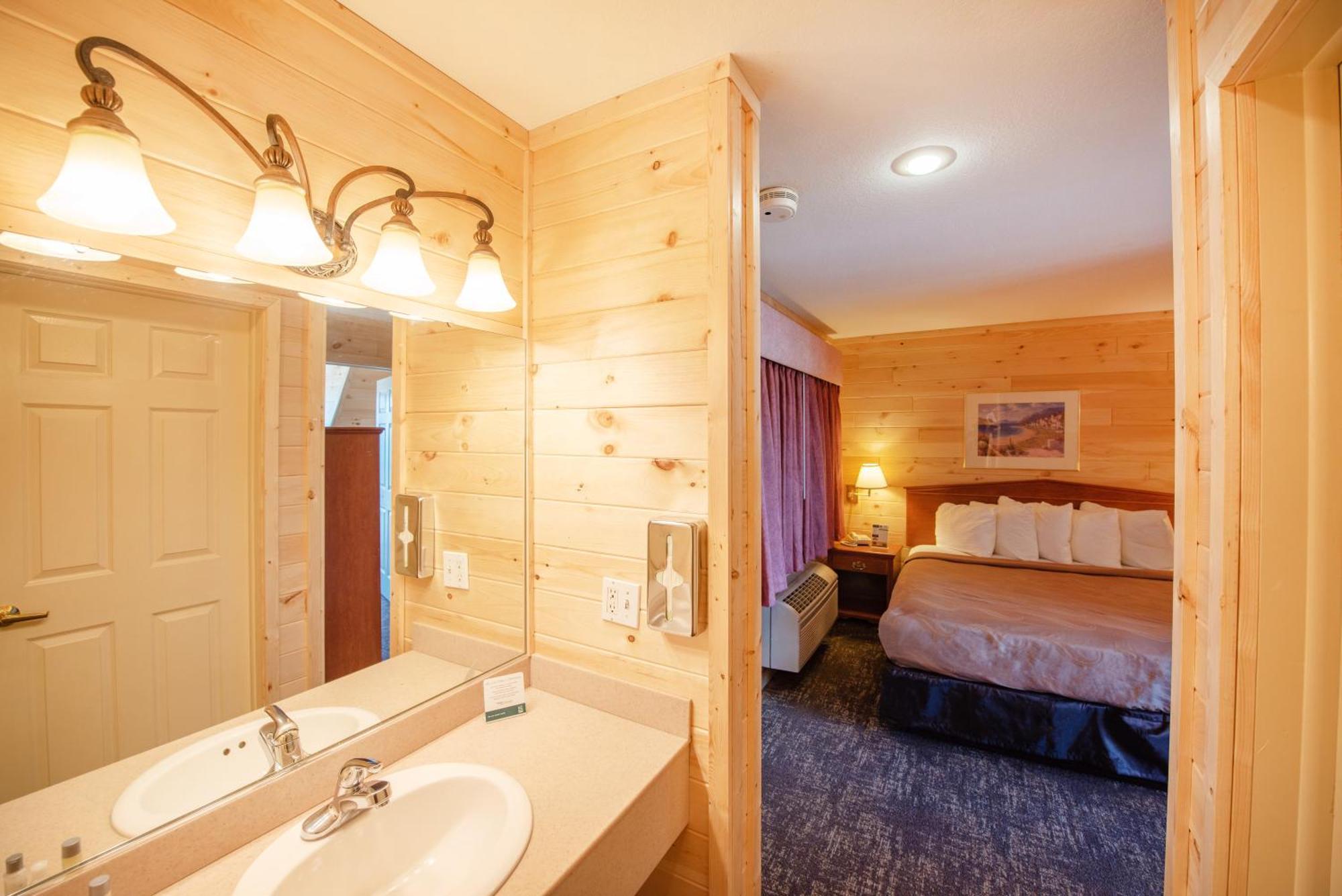 Quality Inn & Suites Mackinaw City Beachfront Exterior foto