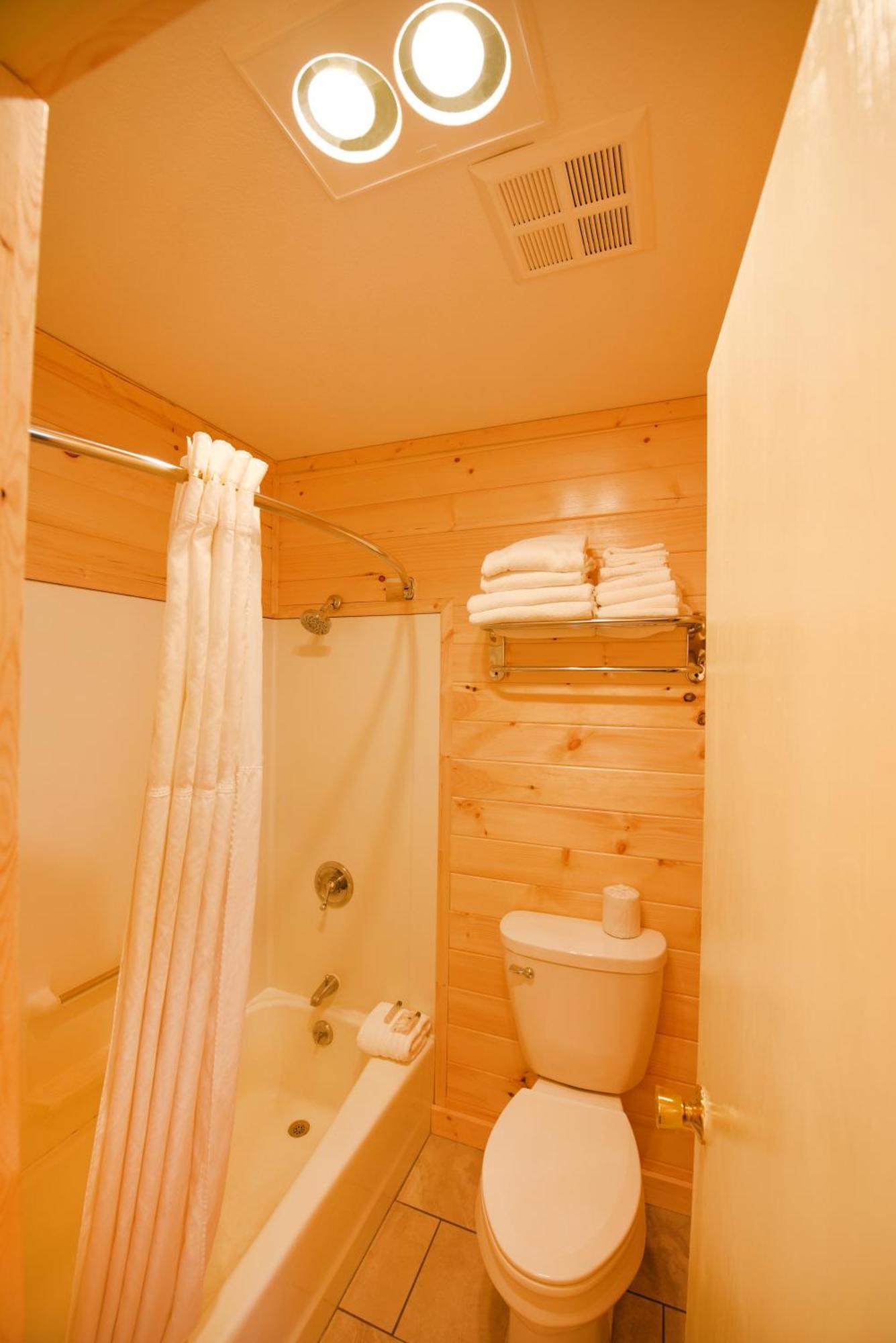 Quality Inn & Suites Mackinaw City Beachfront Exterior foto
