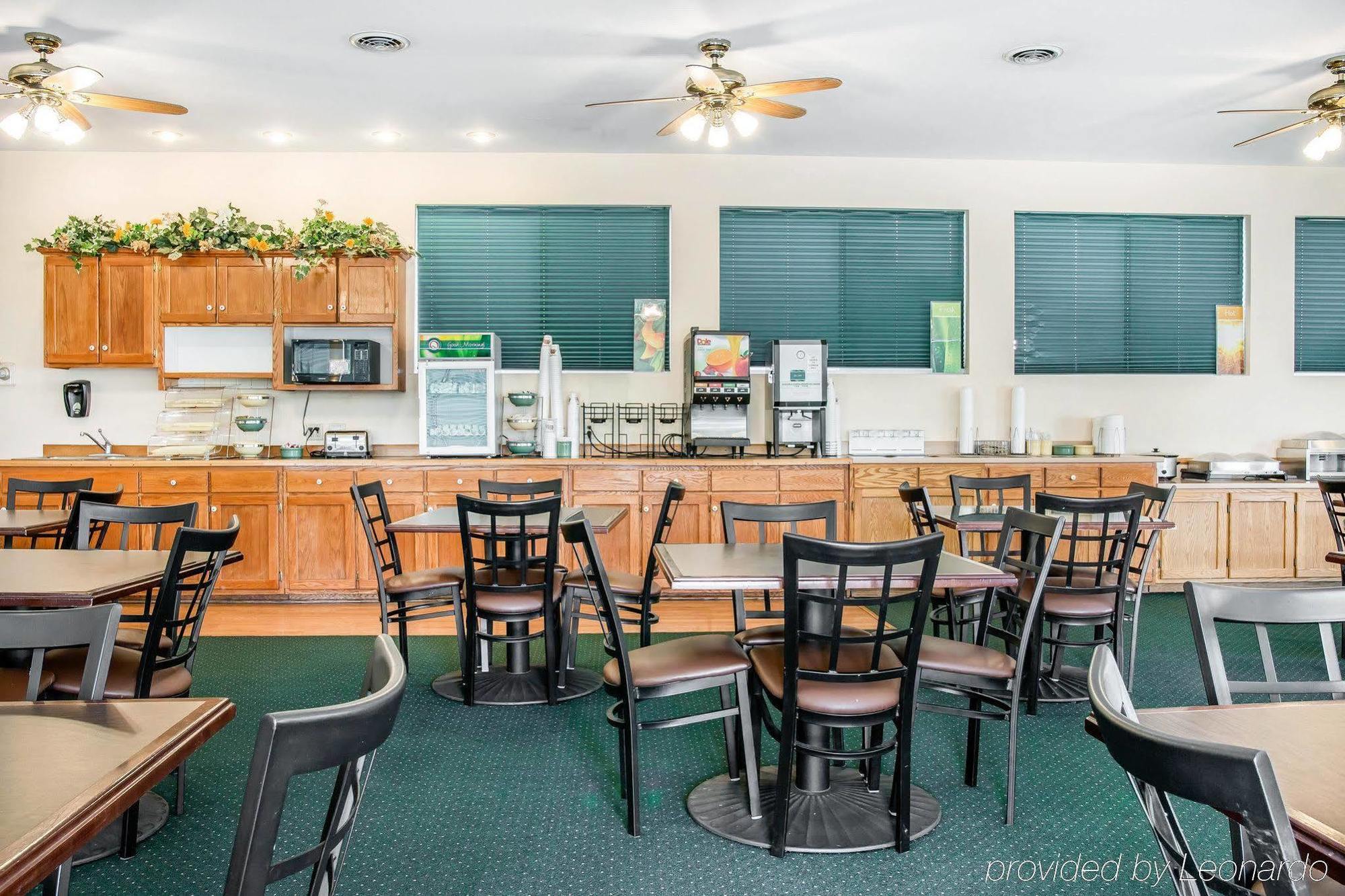 Quality Inn & Suites Mackinaw City Beachfront Exterior foto