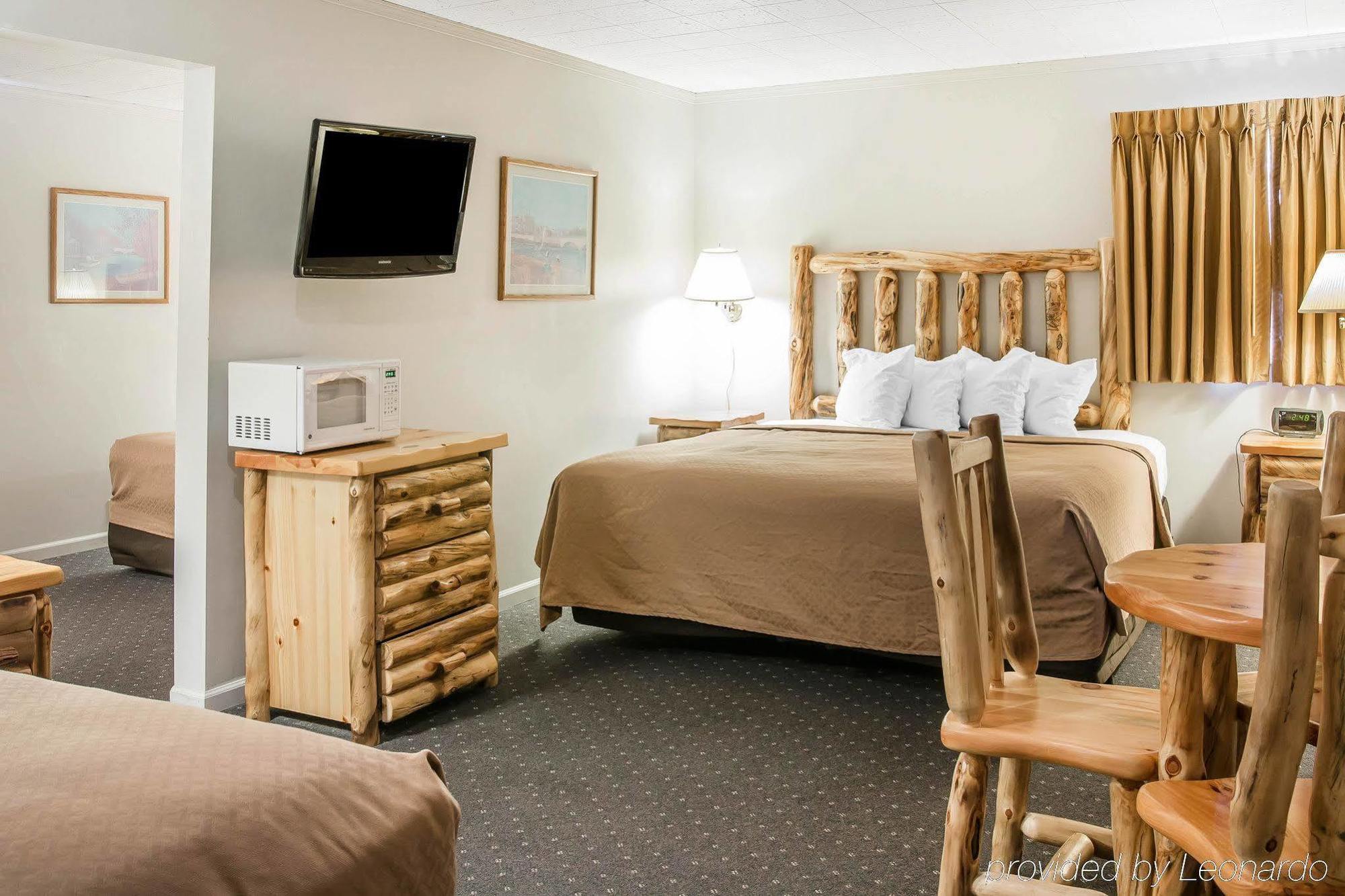 Quality Inn & Suites Mackinaw City Beachfront Exterior foto