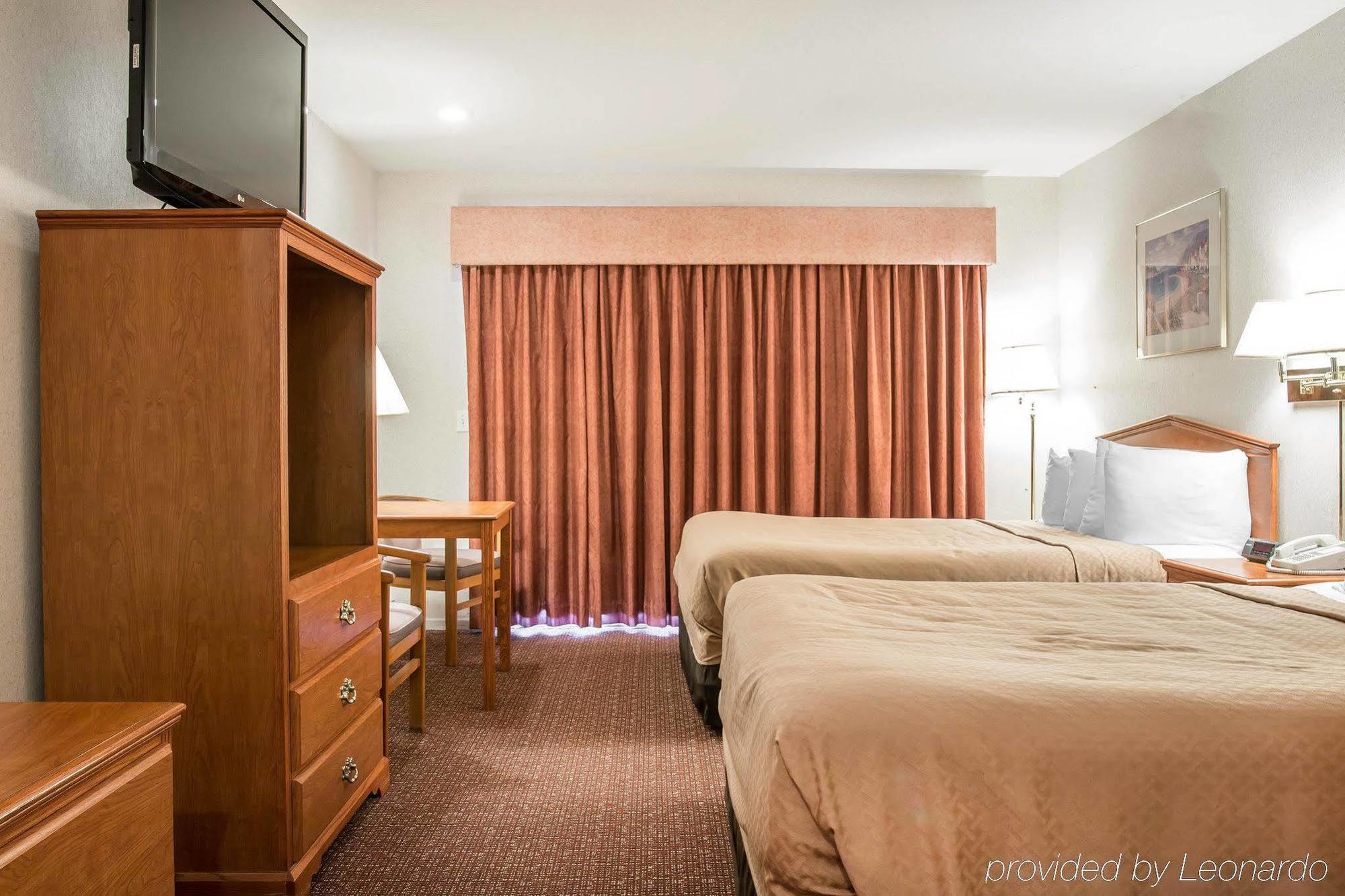 Quality Inn & Suites Mackinaw City Beachfront Exterior foto